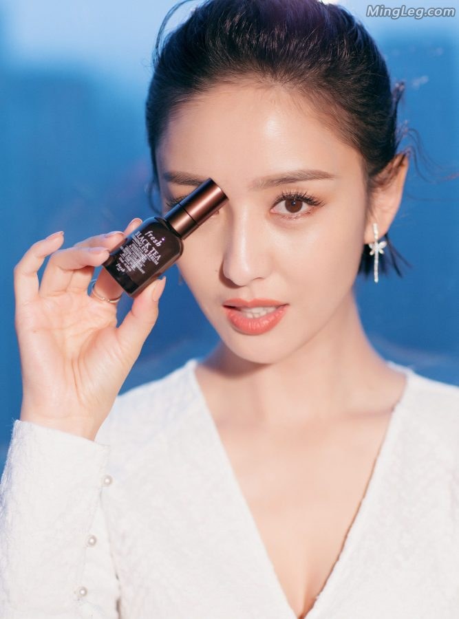 丫丫佟丽娅代言活动，最右边的是馥蕾诗中国区总经理Stella Ye(11/13)