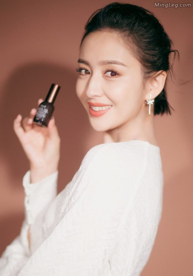 丫丫佟丽娅代言活动，最右边的是馥蕾诗中国区总经理Stella Ye(12/13)