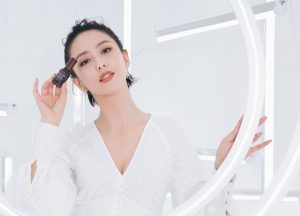 丫丫佟丽娅代言活动，最右边的是馥蕾诗中国区总经理Stella Ye