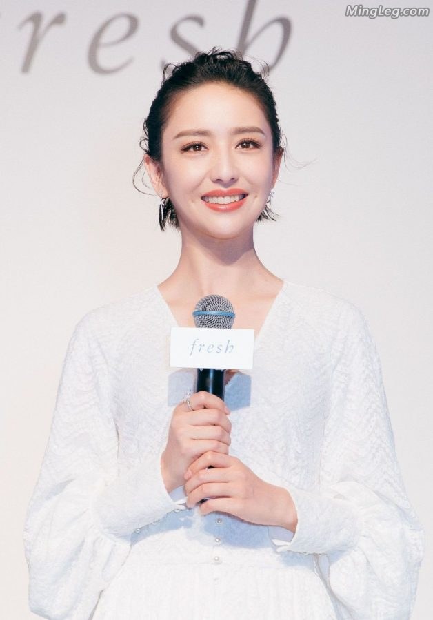 丫丫佟丽娅代言活动，最右边的是馥蕾诗中国区总经理Stella Ye(3/13)