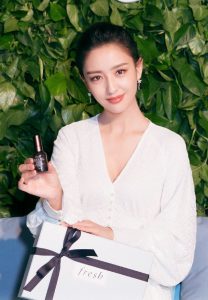 丫丫佟丽娅代言活动，最右边的是馥蕾诗中国区总经理Stella Ye
