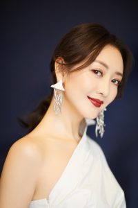 大美妞王鸥出席发布会红唇香肩撩汉满分