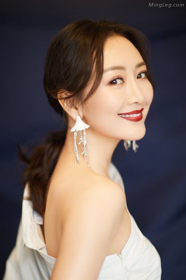 大美妞王鸥出席发布会红唇香肩撩汉满分(8/10)