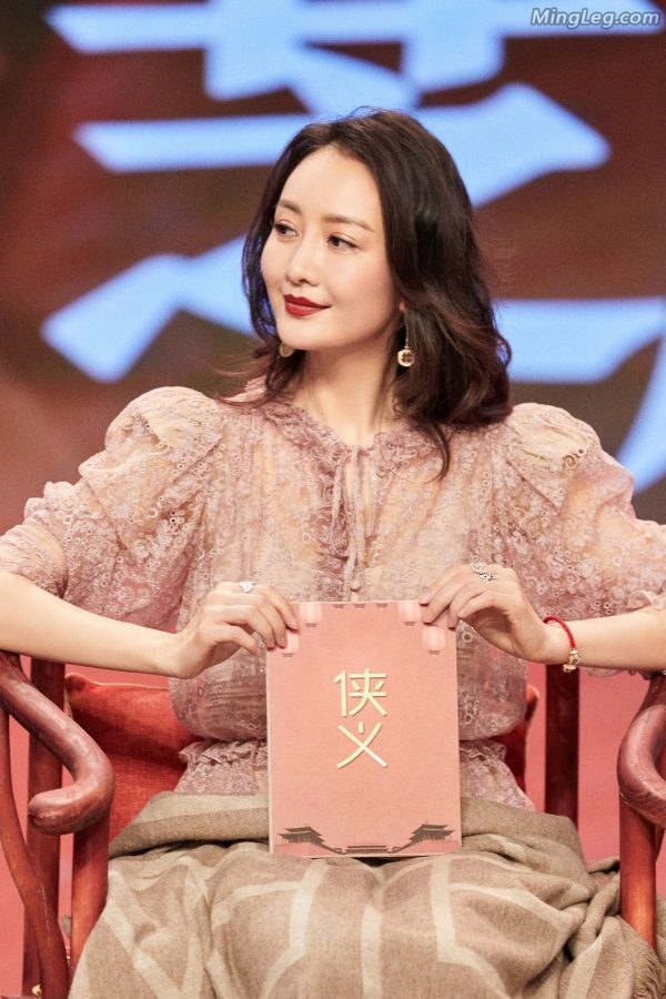 气质女星王鸥用布把性感美腿挡住请问有必要吗(4/7)