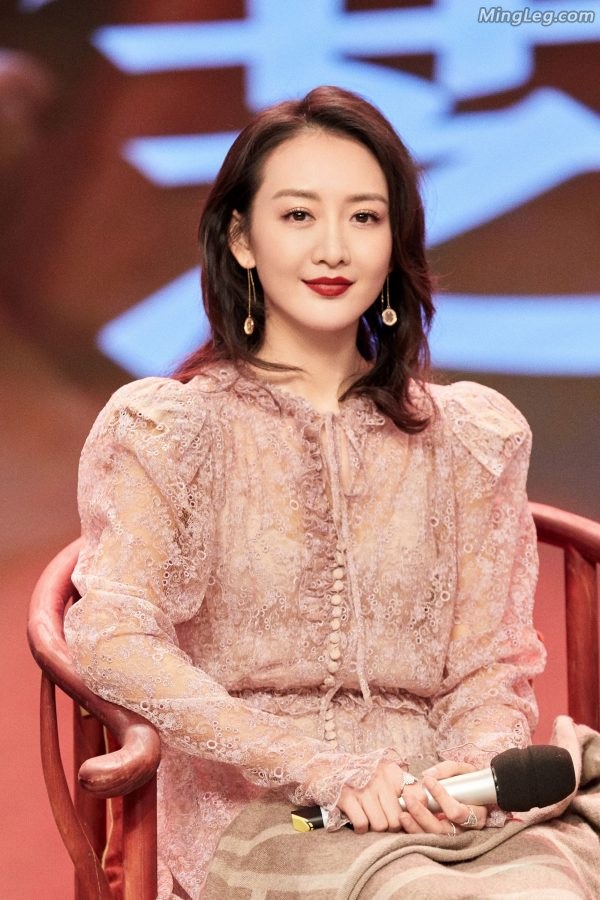 The temperamental actress Wang Ou uses cloth to cover her sexy legs. Is it necessary?(6/7)