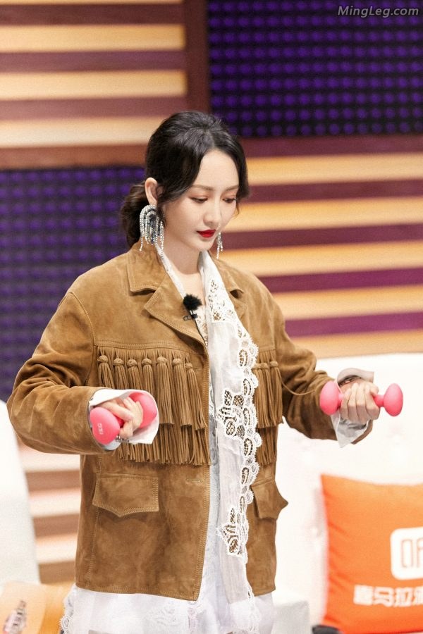 《声临其境》王鸥穿靴子秀性感美腿(3/8)