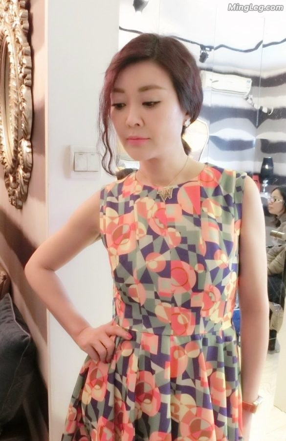 财经频道主持人美妇王小骞性感恨天高(2/3)
