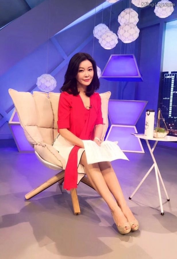 王小骞录制节目时秀美腿坐姿优雅(1/2)
