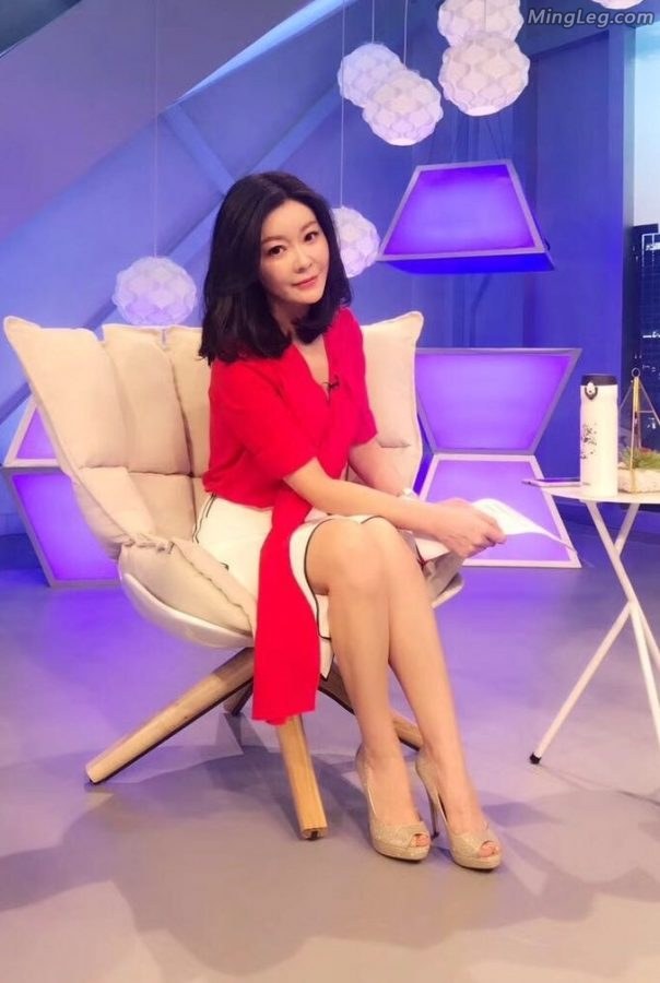 王小骞录制节目时秀美腿坐姿优雅(2/2)