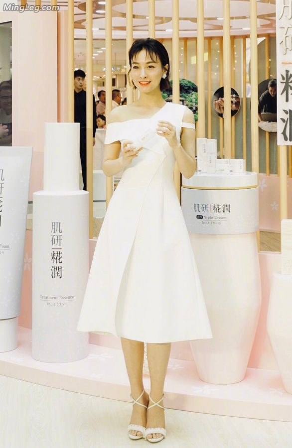 快本主持吴昕白裙凉高跟美足(7/9)