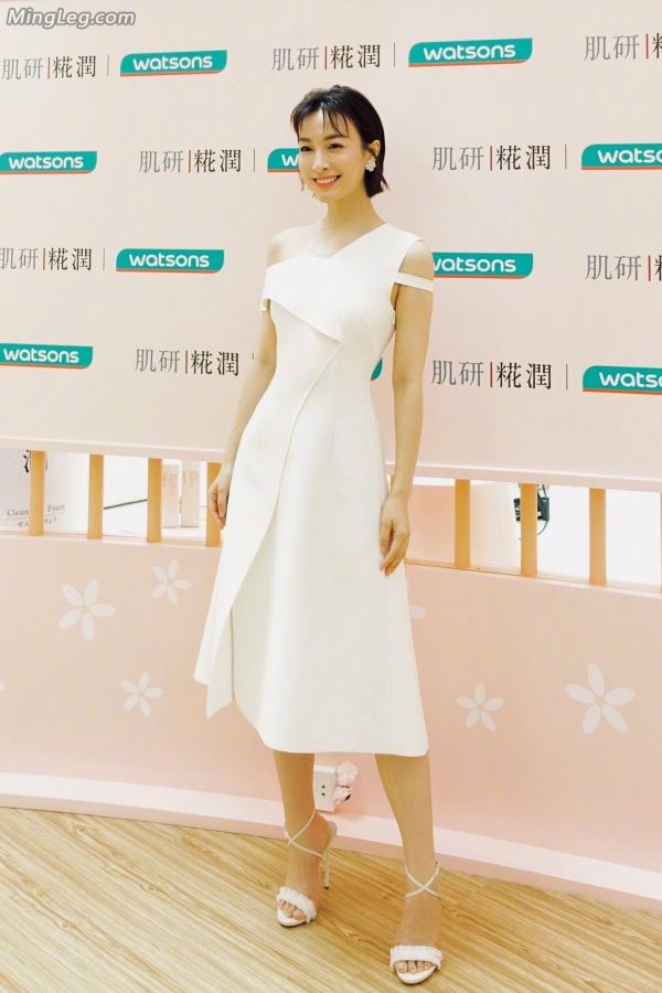 Kuaiben host Wu Xin in a white dress with cool high heels and beautiful feet(8/9)