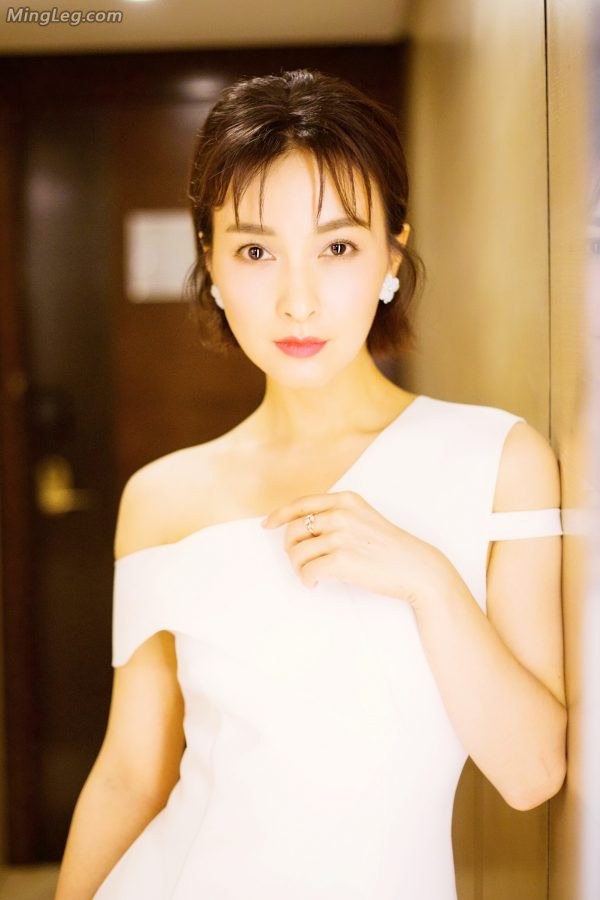 快本主持吴昕白裙凉高跟美足(2/9)