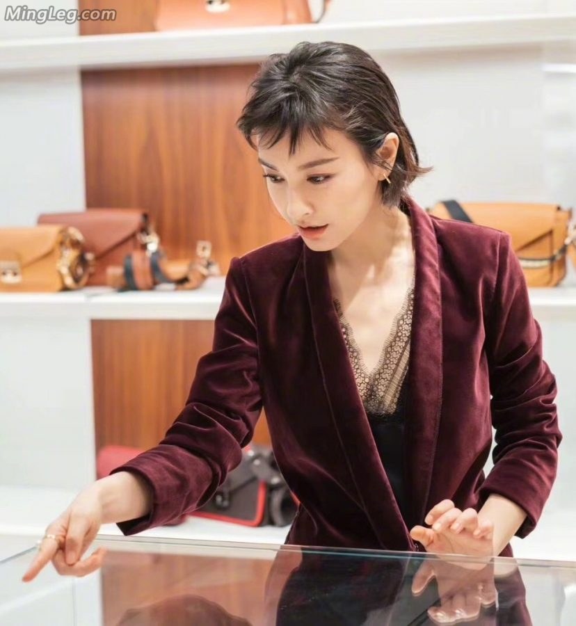 吴昕酒红色西装细高跟出席奢侈品牌珑骧精品店揭幕仪式(7/14)