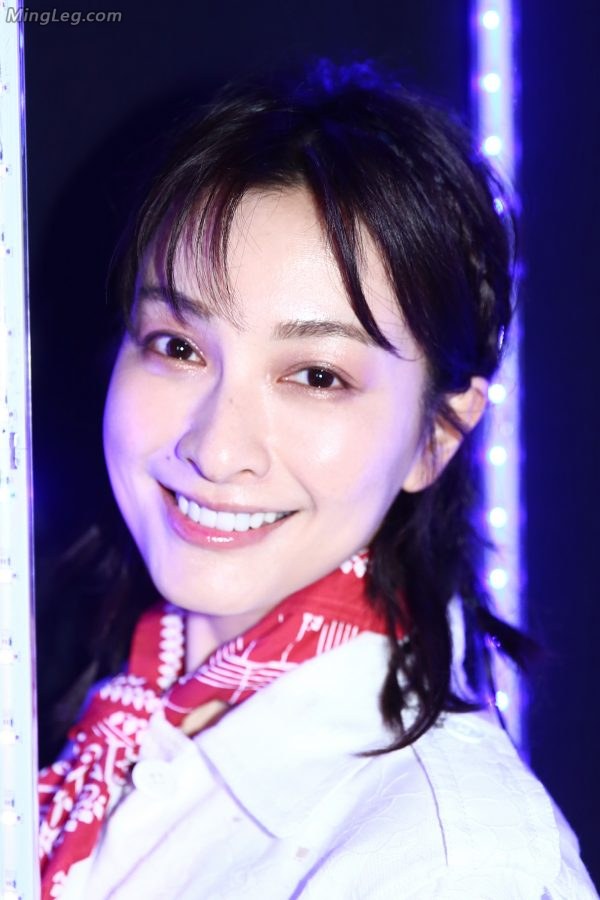 Wu Xin's fair legs and white sneakers attended fashion events(7/9)