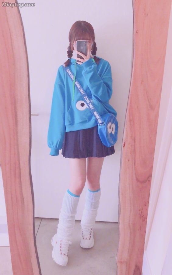 美少女徐娇穿短筒棉袜可爱自拍(1/8)