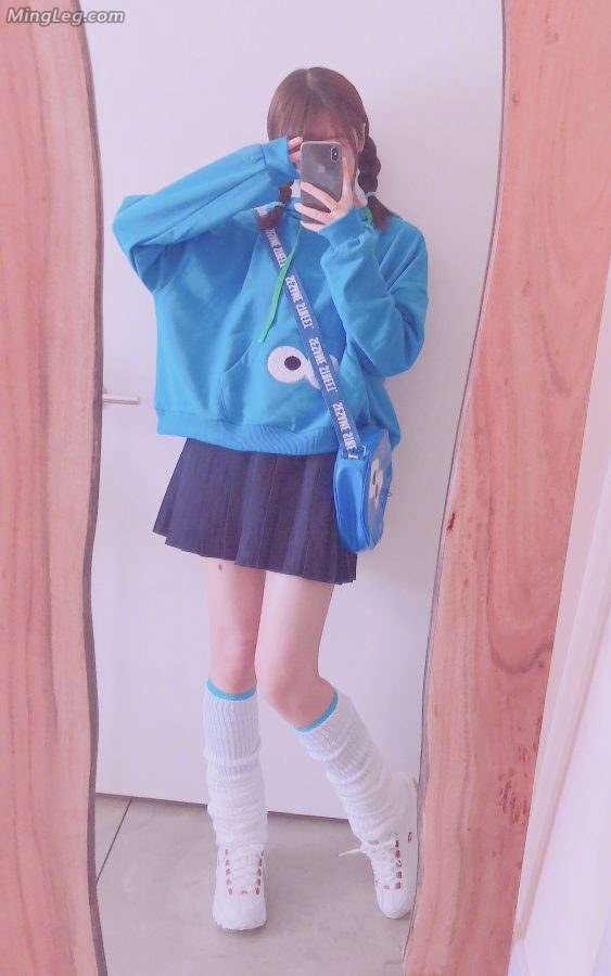 Beautiful girl Xu Jiao takes a cute selfie wearing short cotton socks(2/8)
