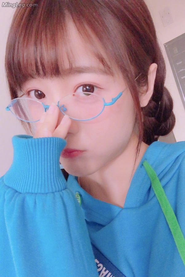 Beautiful girl Xu Jiao takes a cute selfie wearing short cotton socks(4/8)
