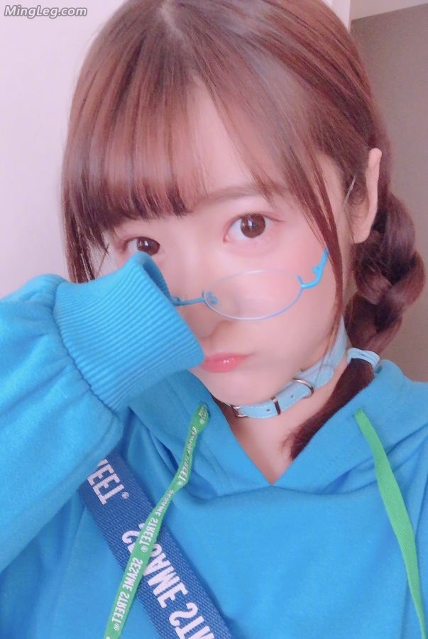 Beautiful girl Xu Jiao takes a cute selfie wearing short cotton socks(5/8)