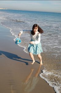徐娇提着水桶光着小脚丫在海边玩耍