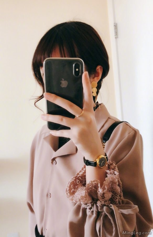 Xu Jiao takes a selfie before going out in black pantyhose(2/4)