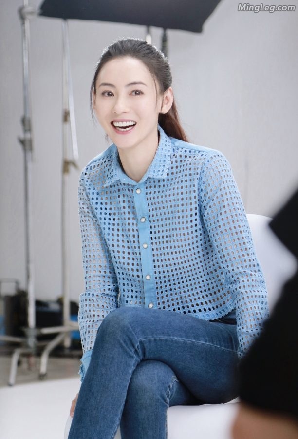 张柏芝穿紧身牛仔裤翘腿仿佛回到以前的纯真年代(2/6)