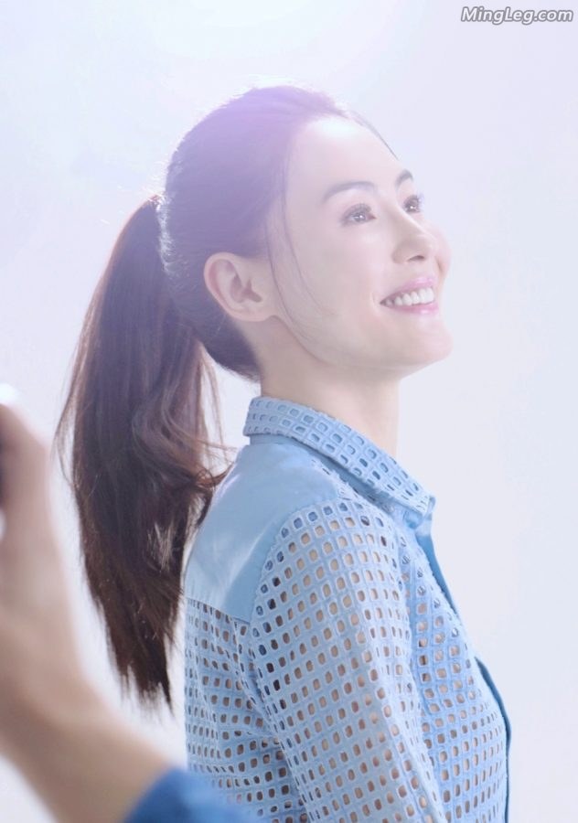 Cecilia Cheung wears tight jeans and crosses her legs, as if she has returned to the innocent era.(6/6)