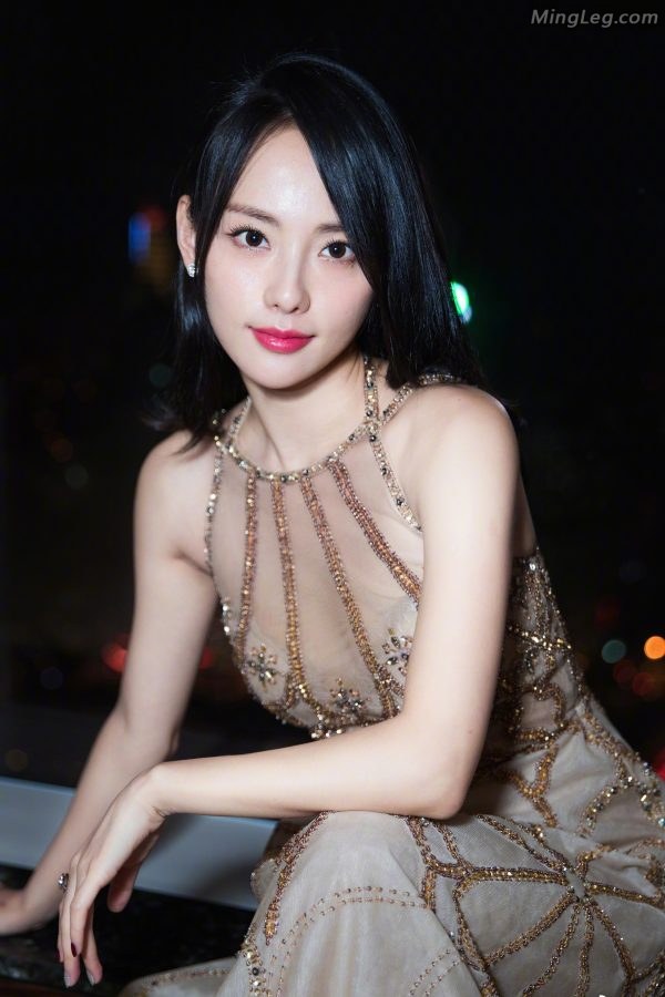 高颜值美女张嘉倪纱裙小胸脯有点儿料(2/6)