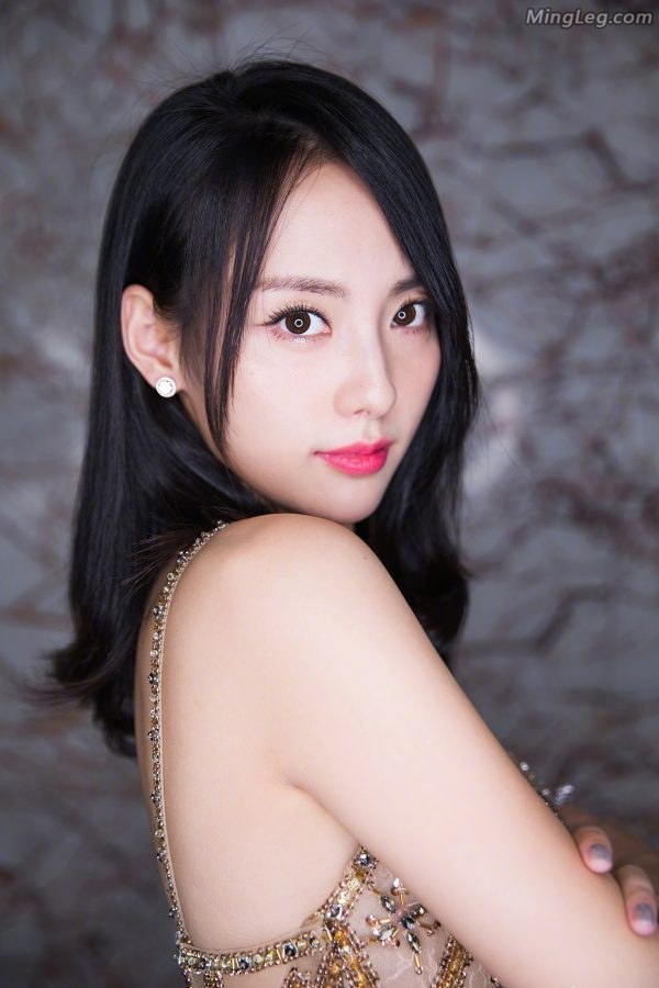 高颜值美女张嘉倪纱裙小胸脯有点儿料(4/6)