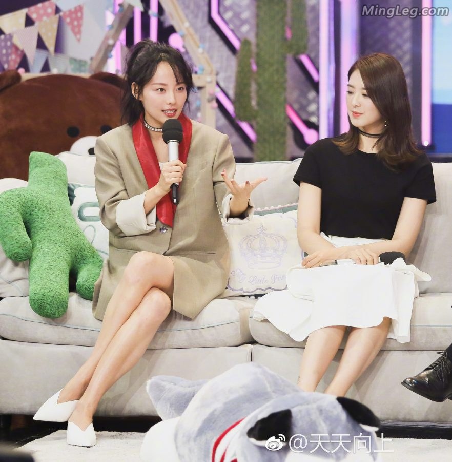 张嘉倪录节目优雅翘腿想把她带走(3/5)