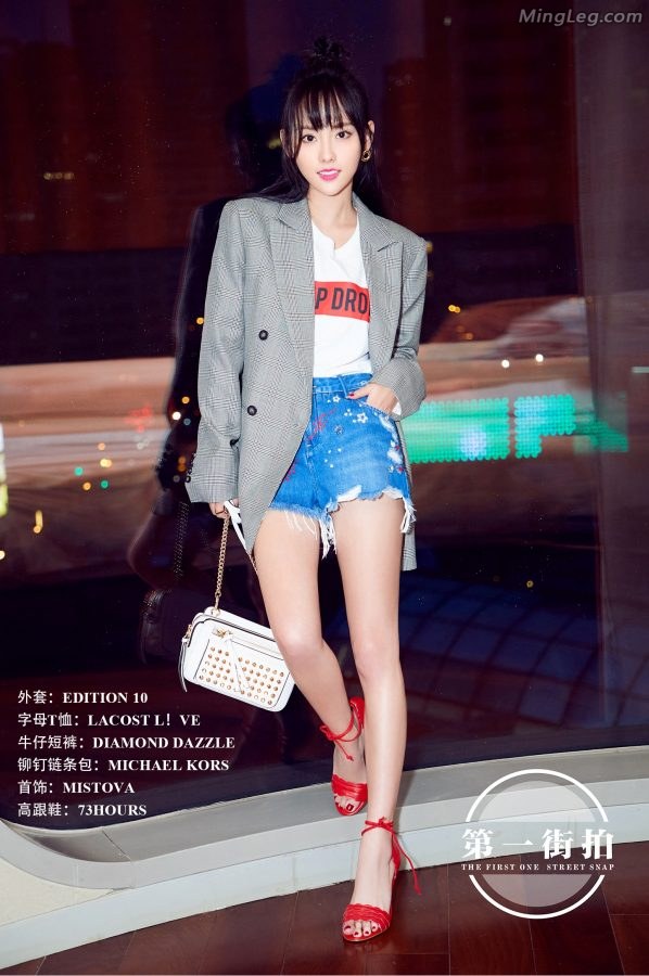 小妮子张嘉倪牛仔短裤白玉腿我要玩(1/4)