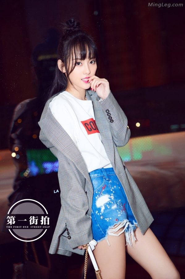 小妮子张嘉倪牛仔短裤白玉腿我要玩(3/4)