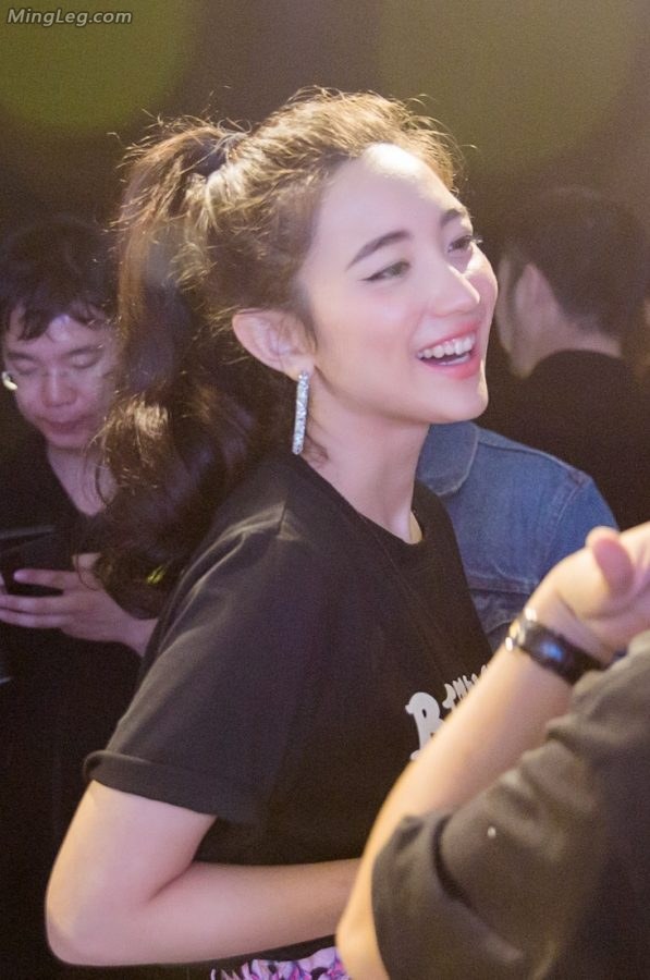 歌手张天踩尖头高跟，腿看起来不错(6/6)