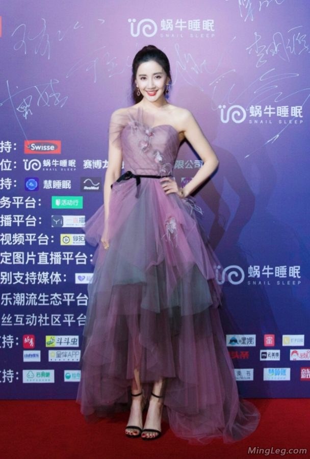 小姐姐陈欣予纱裙凉高美足狂舔(2/3)