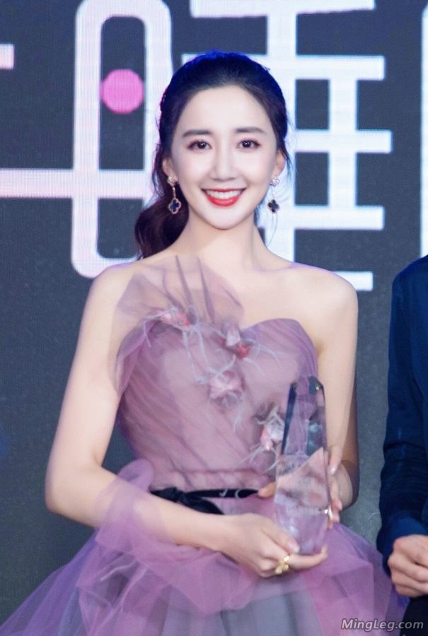 小姐姐陈欣予纱裙凉高美足狂舔(3/3)
