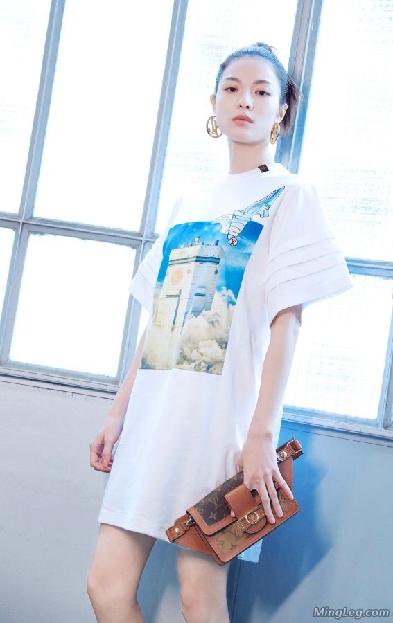 高挑的美女明星钟楚曦玉腿白皙修长(3/3)