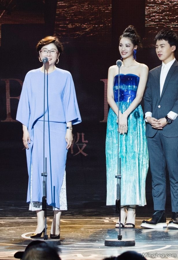 这是谁家媳妇儿，钟楚曦玉足美背(11/11)