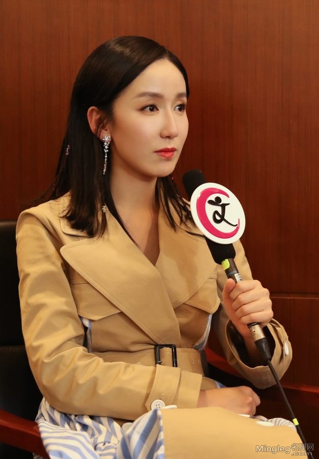 娄艺潇参加电视节目交易会主持人李杨薇肉丝不错(5/7)