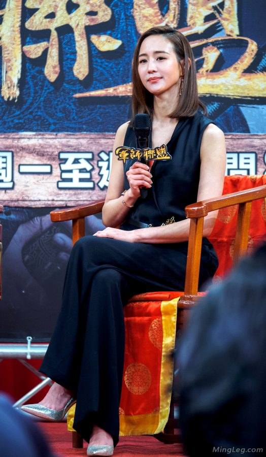 单一角度拍摄张钧甯金属细高跟现场图片(24/59)
