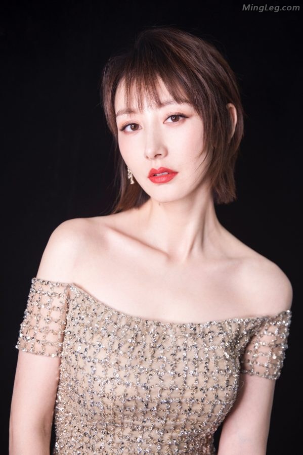 不露腿来一组郭晓敏面部高清写真,红唇美艳香肩白皙(1/3)