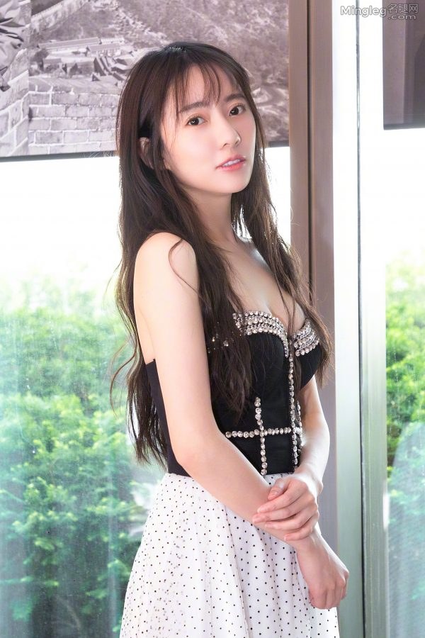 年轻的妹子刘萌萌穿踩尖头高跟鞋更显女人味(5/9)