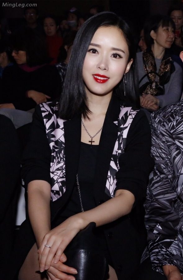长直发轻熟女颜丹晨美腿穿了黑色皮靴(2/3)