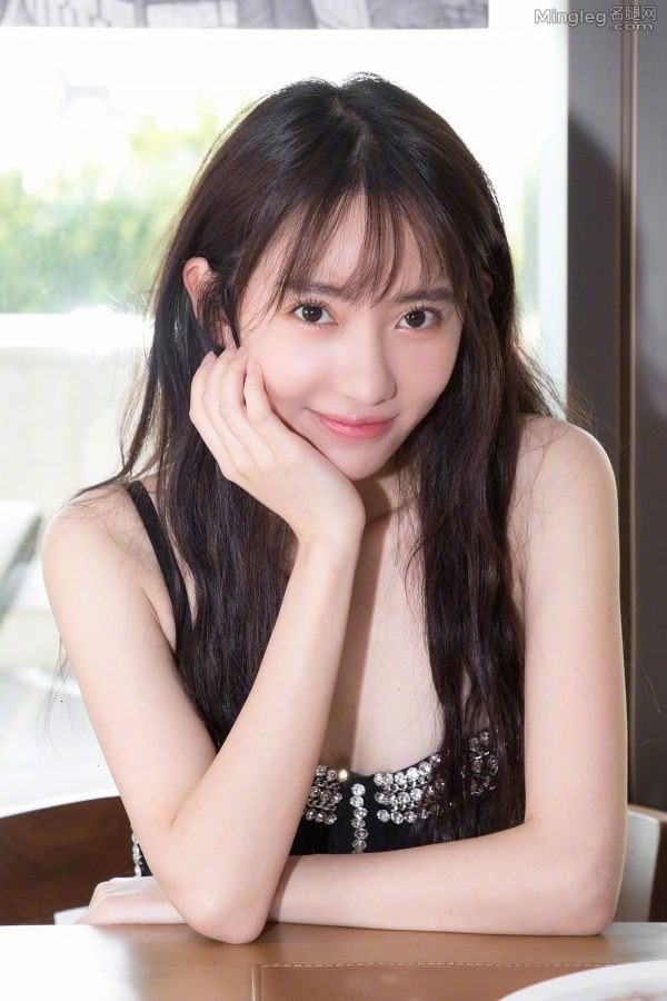年轻的妹子刘萌萌穿踩尖头高跟鞋更显女人味(4/9)