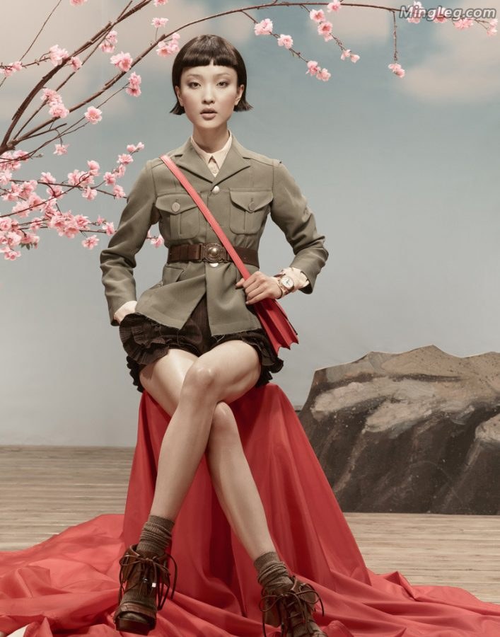 不爱红装爱武装,杜鹃拍穿越感写真(1/4)