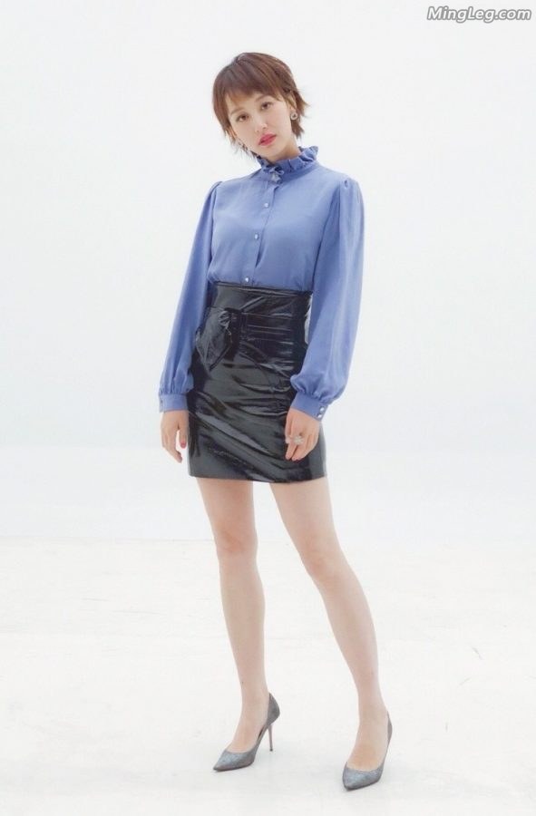 Host Guo Xiaomin dressed up intellectually, with beautiful legs and high heels.(2/3)