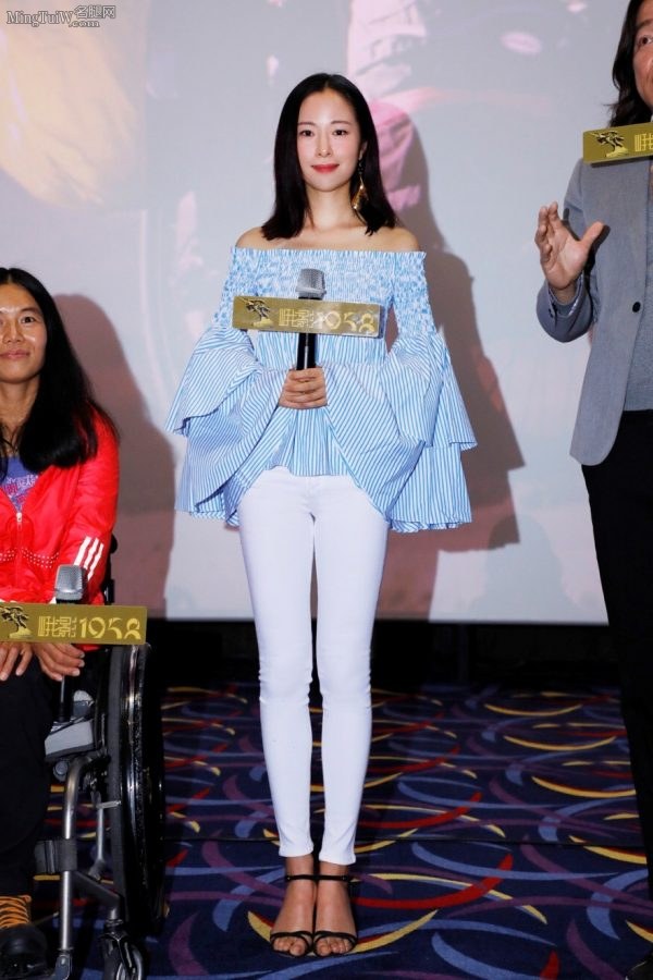 正能量女明星江一燕白色紧身裤高跟美足(2/6)