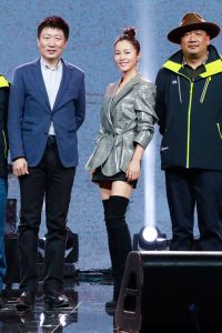 长腿女神江一燕穿上长靴子坐在高脚椅上坐姿保守