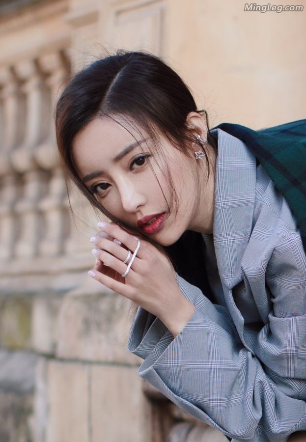 好一个性感美妞刘凡菲街头写真(3/4)