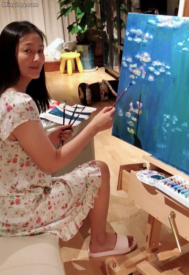 气质美熟黄澜穿拖鞋在家里作画(2/2)