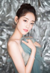 黑龙江小姐姐祝绪丹低胸纱裙酮体透视