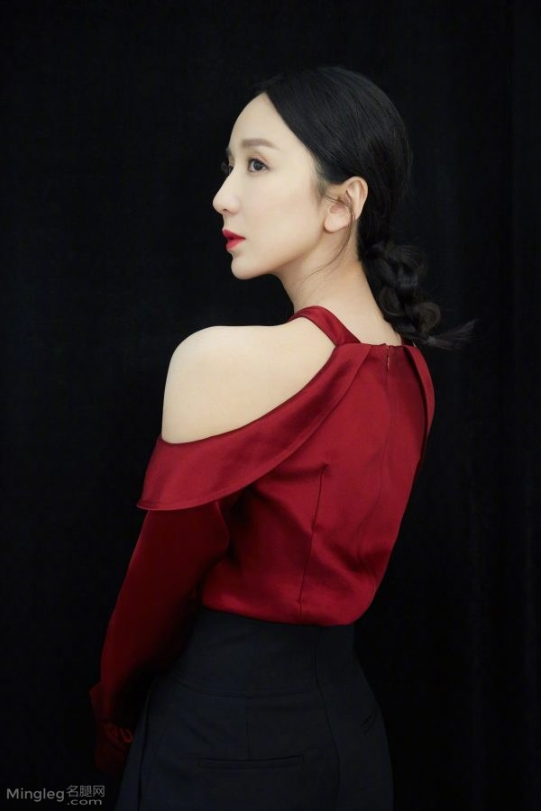黑红搭配着装娄艺潇长腿美足气质高傲(7/9)